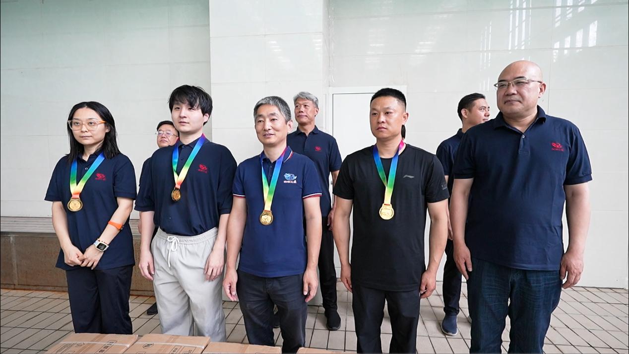 05公司副總經(jīng)理荊旭慶為榮獲第二名的：投標中心王潤龍、平頂山分公司朱筱萌、焦作分公司何博博、AI中心趙國綱 頒獎表彰.jpg