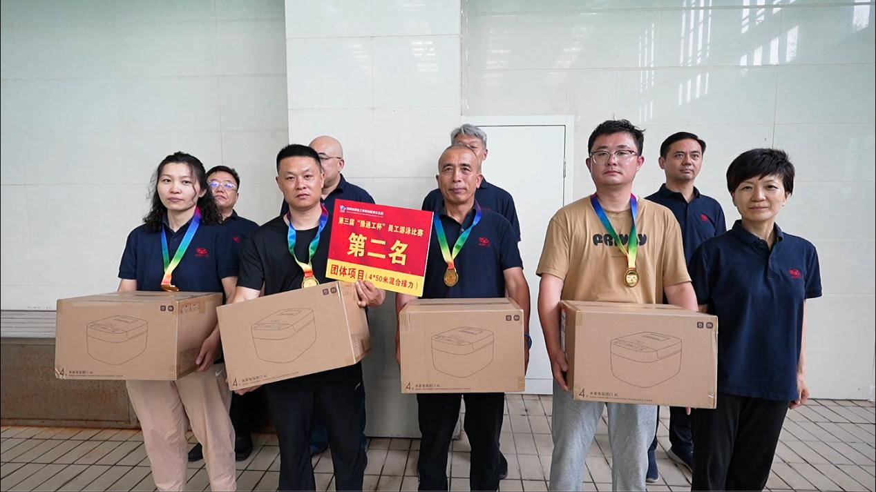 08公司工會主席、副總經(jīng)理時群英為榮獲450米接力項目第二名的：第十三分工會（焦作分公司）頒獎表彰.jpg